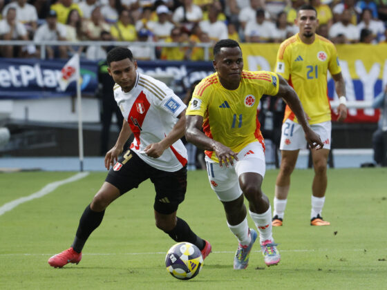 Jhon Arias (d) de Colombia disputa el balón con Marcos López (i) de Perú. EFE/Mauricio Dueñas Castañeda