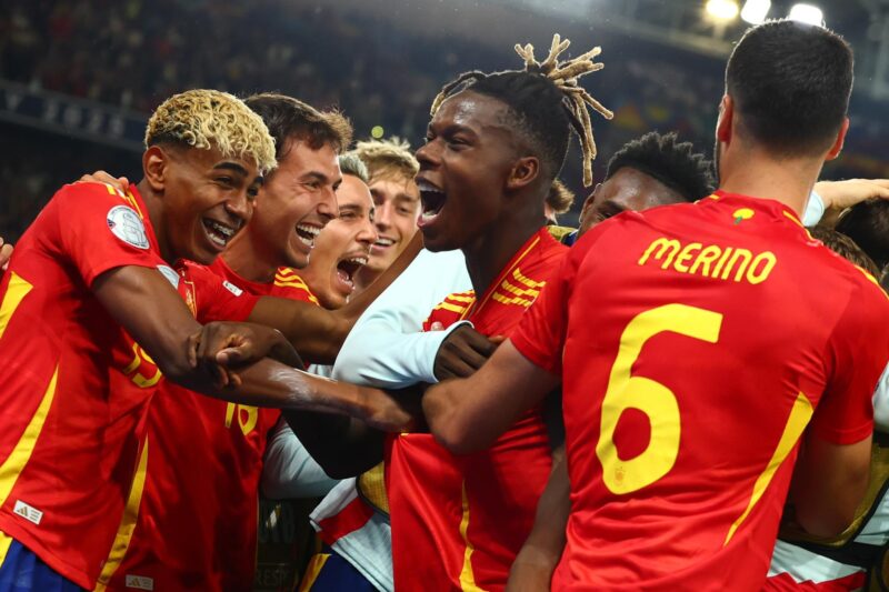 Los jugadores españoles celebran un gol durante la segunda semifinal de la UEFA Nations League en Stuttgart, Alemania. EFE/EPA/ANNA SZILAGYI