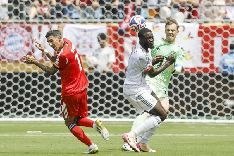 Benfica 1-0 Bayern Munich (Boca Juniors eliminado): resumen y goles El portero Manuel Neuer, del Bayern Múnich (d), en acción contra Ángel Di María (i), del Benfica, mientras Dayot Upamecano, del Bayern Múnich (c), recibe el impacto del balón durante el partido por el Mundial de Clubes de la FIFA 2025 en Charlotte, Carolina del Norte, EE. UU., 24 de junio de 2025. EFE/ERIK S. LESSER