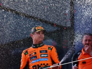 El piloto británico de McLaren Lando Norris tras ganar el Gran Premio de Austria que se ha disputado en Spielberg, Austria.EFE/EPA/ANNA SZILAGYI
