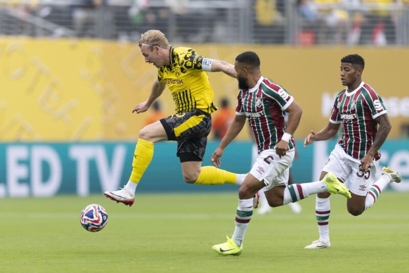 Previa y dónde ver el Mamelodi Sundowns vs Borussia Dortmund Julian Brandt (I), del Borussia Dortmund, lucha por la posición con Samuel Xavier (C) y Hércules (D), del Fluminense, durante el partido de fútbol de la Copa Mundial de Clubes de la FIFA 2025 en East Rutherford (Nueva Jersey, EE.UU.). EFE/JUSTIN LANE