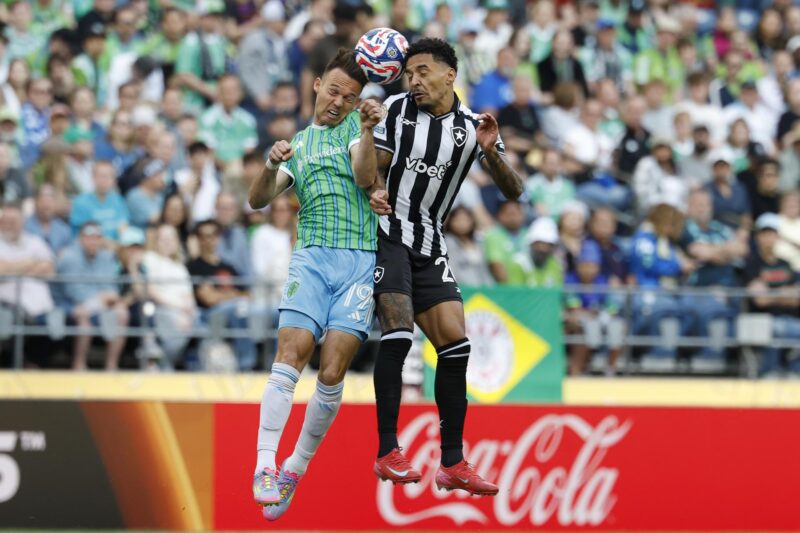 Botafogo vence a Seattle Sounders y le complica las cosas al Atlético Danny Musovski (i) de los Seattle Sounders disputa un balón aéreo con Gregore (d) de Botafogo. EFE/JOHN G. MABANGLO