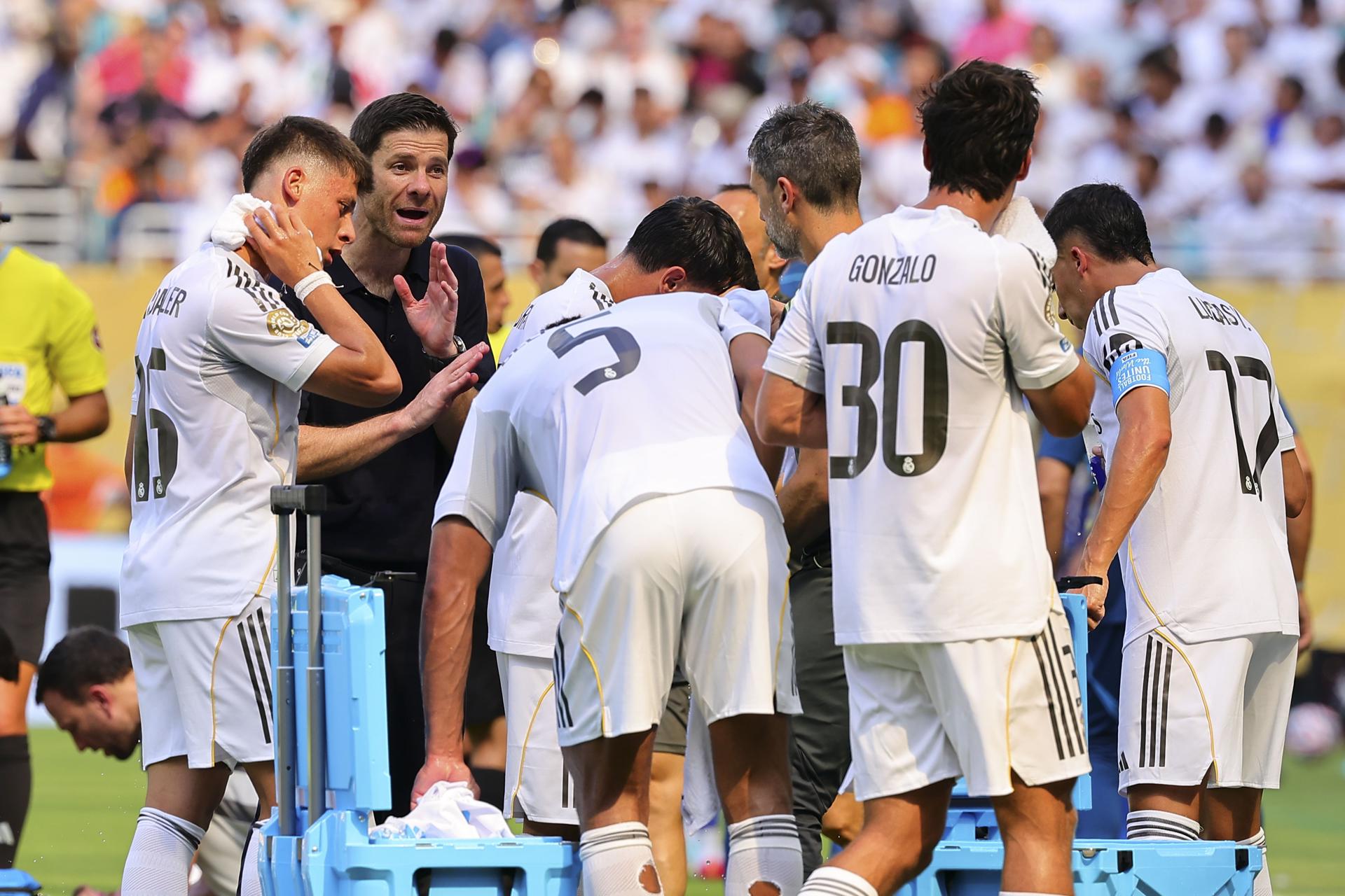 Xabi Alonso no suelta la libreta: afina detalles previo al Pachuca El entrenador del Real Madrid, Xabi Alonso (2i), habla con sus jugadores durante el Mundial de Clubes. EFE/CRISTOBAL HERRERA-ULASHKEVICH