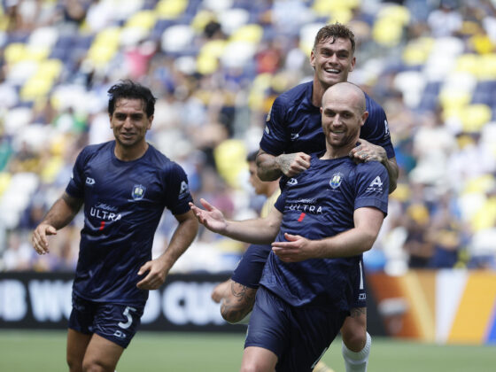 Christian Gray (d-abajo) celebra su gol, el del empate ante Boca Juniors, con sus compañeros de Auckland City. EFE/Juan Ignacio Roncoroni