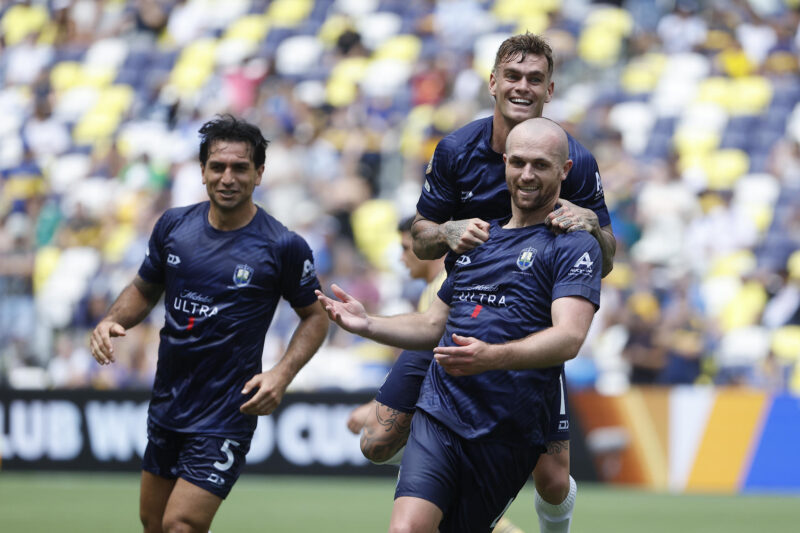 Christian Gray (d-abajo) celebra su gol, el del empate ante Boca Juniors, con sus compañeros de Auckland City. EFE/Juan Ignacio Roncoroni