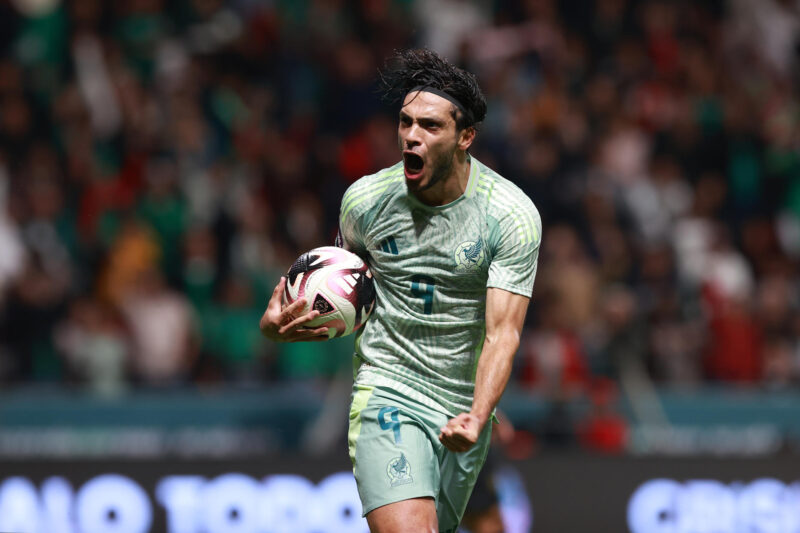 Raúl Jiménez de México celebra un gol en el estadio Nemesio Diez, en la ciudad de Toluca (México). EFE/ Alex Cruz Club América
