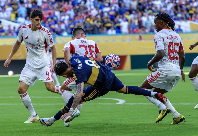 El centrocampista chileno de Boca Juniors, Carlos Palacios, (c) busca desequilibrar al lateral zurdo del Benfica Samuel Dahl (l) durante el partido del Mundial de Clubes que ambos equipos igualaron este lunes 2-2 en el Hard Rock Stadium de Miami (Florida). EFE/EPA/CRISTOBAL HERRERA-ULASHKEVICH