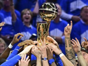 Los jugadores de los Thunder levantan el trofeo Larry O'Brien tras la victoria en la final de la NBA ante los Indiana Pacers en el séptimo partido. EFE/MANUELA SOLDI