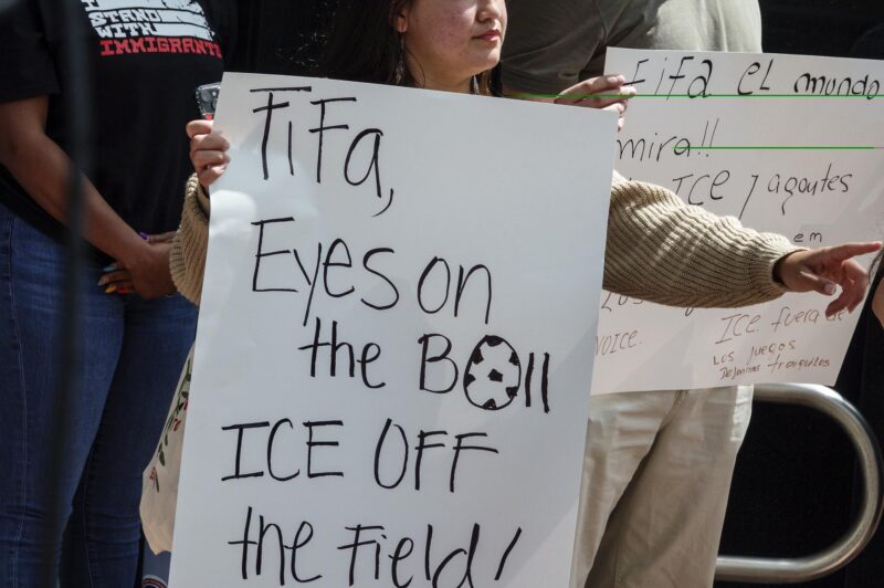 Activistas proinmigrantes asisten a una rueda de prensa para pedir a las autoridades de Miami-Dade y de la FIFA que protejan a los asistentes al Mundial de la presencia de ICE, en Coral Gables, Florida (EE.UU.). EFE/EPA/CRISTOBAL HERRERA-ULASHKEVICH