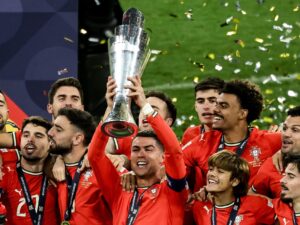 Cristiano Ronaldo (c) levanta el trofeo junto a los jugadores, que celebran tras ganar la final de la Liga de Naciones de la UEFA entre Portugal y España. EFE/EPA/FILIP SINGER