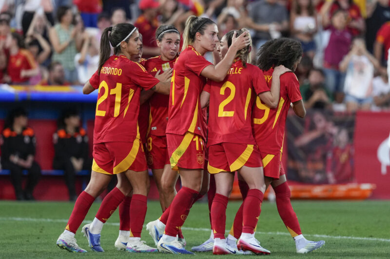 Final Euro 2025 Femenil: Las 3 mejores apuestas Inglaterra vs España Las jugadoras españolas celebran el gol del empate de Claudia Pina durante el partido amistoso ante Japón el pasado viernes 27. EFE/Borja Sánchez-Trillo