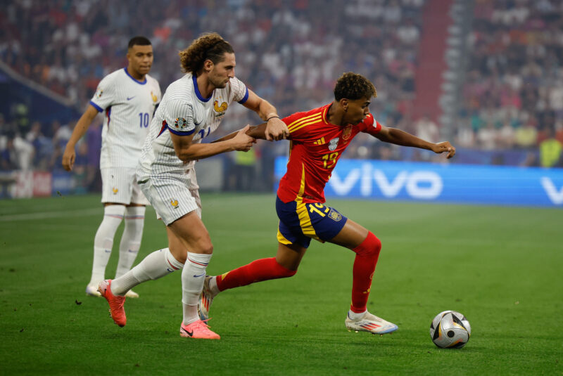 El delantero de la selección española Lamine Yamal (d) escapa de Adrien Rabiot, de Francia, antes de marcar el gol de la victoria en la semifinal de la Eurocopa 2024. EFE/Alberto Estévez