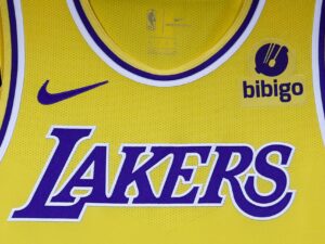 La familia Buss, propietaria de Los Angeles Lakers de la NBA, ha llegado a un acuerdo para vender una participación mayoritaria de la emblemática franquicia, valorada en 10.000 millones de dólares. EFE/EPA/CAROLINE BREHMAN