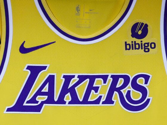 La familia Buss, propietaria de Los Angeles Lakers de la NBA, ha llegado a un acuerdo para vender una participación mayoritaria de la emblemática franquicia, valorada en 10.000 millones de dólares. EFE/EPA/CAROLINE BREHMAN