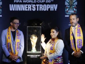 El exfutbolista italiano Alessandro del Piero (i), la jefa de Gobierno de la Ciudad de México, Clara Brugada (c) y el director de FIFA México, Jurgen Mainka (d), posan junto al trofeo de la Copa Mundial de la FIFA, durante la develación del reloj de Mundial este miércoles, en Ciudad de México (México). EFE /Mario Guzmán
