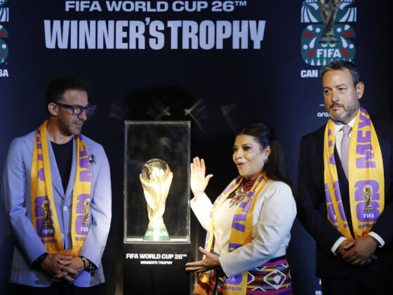 El exfutbolista italiano Alessandro del Piero (i), la jefa de Gobierno de la Ciudad de México, Clara Brugada (c) y el director de FIFA México, Jurgen Mainka (d), posan junto al trofeo de la Copa Mundial de la FIFA, durante la develación del reloj de Mundial este miércoles, en Ciudad de México (México). EFE /Mario Guzmán