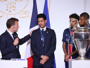 El presidente francés, Emmanuel Macron dialoga con el presidente del PSG Nasser Al-Khelaifi (C). EFE/EPA/Thomas Padilla