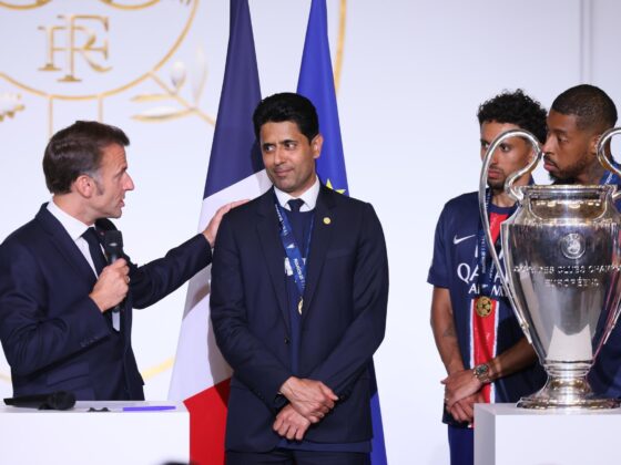 El presidente francés, Emmanuel Macron dialoga con el presidente del PSG Nasser Al-Khelaifi (C). EFE/EPA/Thomas Padilla