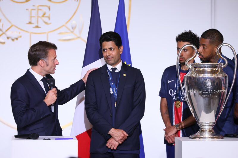 El presidente francés, Emmanuel Macron dialoga con el presidente del PSG Nasser Al-Khelaifi (C). EFE/EPA/Thomas Padilla