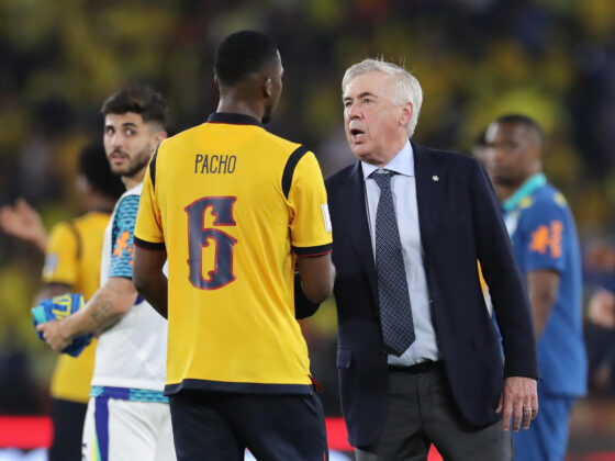Willian Pacho, de Ecuador, saluda al seleccionador de Brasil, Carlo Ancelotti, al finalizar el partido en el estadio Monumental en Guayaquil. EFE/ José Jácome