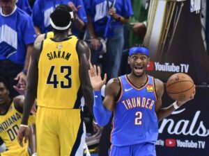 Shai Gilgeous-Alexnander (d), base del flamante campeón de las Finales de la NBA, Oklahoma City Thunder, declaró que "No parece real" lo logrado ese domingo por su equipo en elPaycom Center. EFE/EPA/MANUELA SOLDI