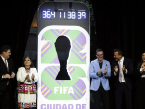 Desde la izquierda, el director del estadio Banorte, Félix Aguirre; la Jefa de Gobierno de la Ciudad de México, Clara Brugada; el exfutbolista italiano Alesandro del Piero; el director de FIFA México, Jurgen Mainka y la secretaria de Turismo de la Ciudad de México, Alejandra Fraustro, asisten a la develación del reloj de la Copa Mundial de la FIFA 2026 este miércoles, en Ciudad de México (México). EFE /Mario Guzmán
