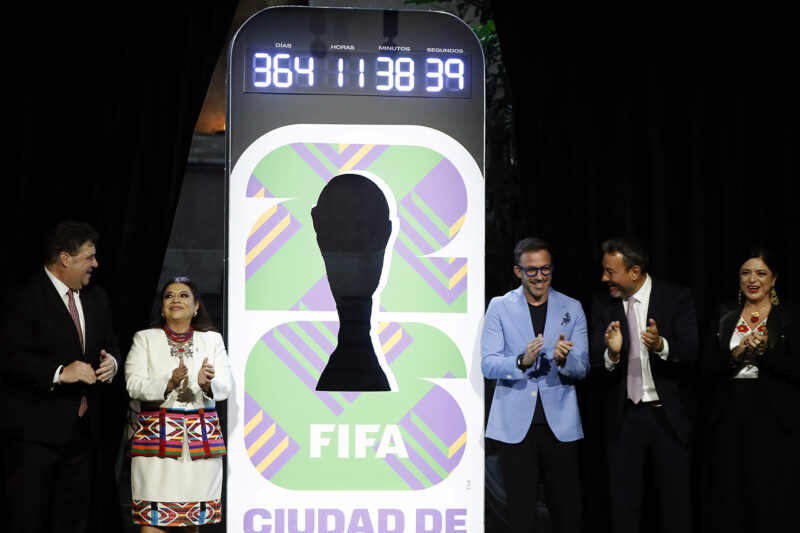 ¡Boletos para el Mundial 2026: ya casi salen a la venta! Desde la izquierda, el director del estadio Banorte, Félix Aguirre; la Jefa de Gobierno de la Ciudad de México, Clara Brugada; el exfutbolista italiano Alesandro del Piero; el director de FIFA México, Jurgen Mainka y la secretaria de Turismo de la Ciudad de México, Alejandra Fraustro, asisten a la develación del reloj de la Copa Mundial de la FIFA 2026 este miércoles, en Ciudad de México (México). EFE /Mario Guzmán