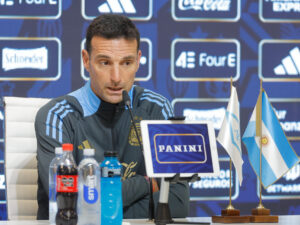 El entrenador de la selección argentina, Lionel Scaloni, habla durante una rueda de prensa. EFE/Juan Ignacio Roncoroni