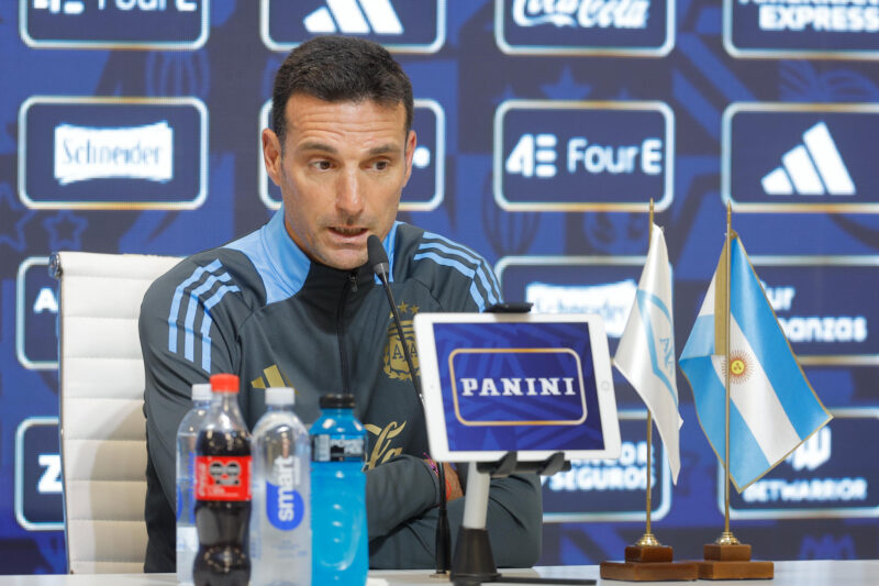 El entrenador de la selección argentina, Lionel Scaloni, habla durante una rueda de prensa. EFE/Juan Ignacio Roncoroni