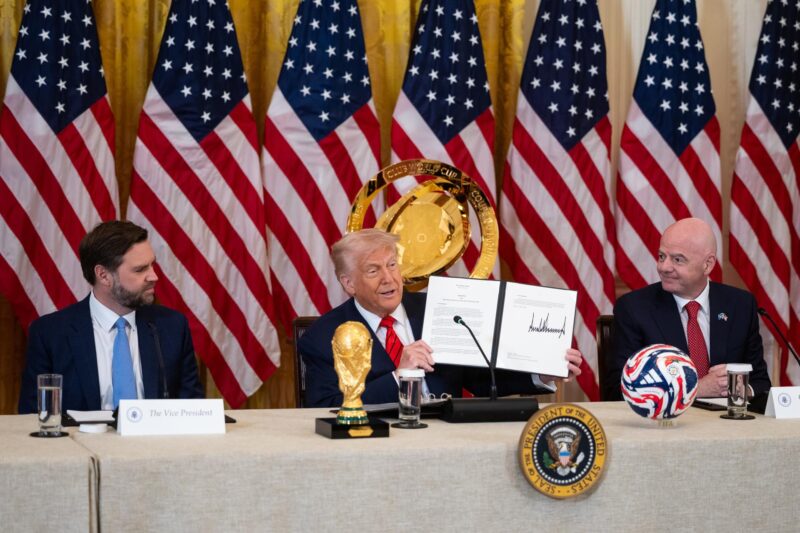 Washington (United States), 06/05/2025.- El presidente de los Estados Unidos, Donald Trump, el vicepresidente, JD Vance, y el presidente de la FIFA, Gianni Infantino, en la Casa Blanca el pasado 6 de mayo. EFE/EPA/FRANCIS CHUNG / POOL