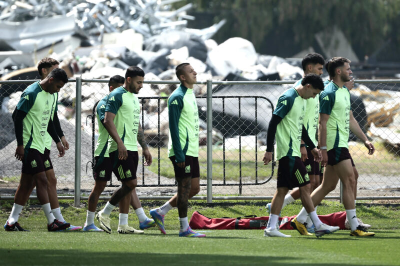 Desde la izquierda: Gilberto Sepúlveda, Alexis Vega, Roberto Alvarado y Jorge Sánchez, jugadores de la Selección Mexicana de fútbol durante un entrenamiento este miércoles, en el Centro de Alto Rendimiento de la Federación Mexicana de Fútbol, en Ciudad de México (México).EFE/José Méndez