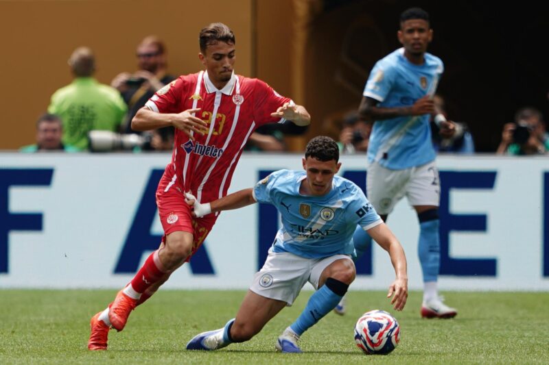 El renovado Manchester City debuta con triunfo en el Mundial de Clubes Phil Foden (d), del Manchester City, avanza ante la marca de Oussama Zemraoui, del Wydad. EFE/EPA/WILL OLIVER