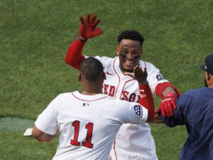Ceddanne Rafaela (C), de los Medias Rojas, celebra con Rafael Devers (I) de los Boston Red Sox después de conectar un jonrón de dos carreras en la una victoria de su equipo ante Los Angelinos, en Boston, Massachusetts. EFE/EPA/CJ GUNTHER
```