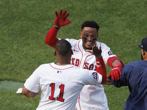 Ceddanne Rafaela (C), de los Medias Rojas, celebra con Rafael Devers (I) de los Boston Red Sox después de conectar un jonrón de dos carreras en la una victoria de su equipo ante Los Angelinos, en Boston, Massachusetts. EFE/EPA/CJ GUNTHER
```
