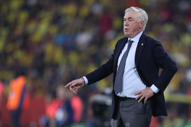 El entrenador de Brasil, Carlo Ancelotti, da instrucciones durante un partido de las eliminatorias sudamericanas para el Mundial de 2026 entre  las selecciones de Ecuador y Brasil en el estadio Monumental Isidro Romero Carbo en Guayaquil (Ecuador). EFE/ José Jacome