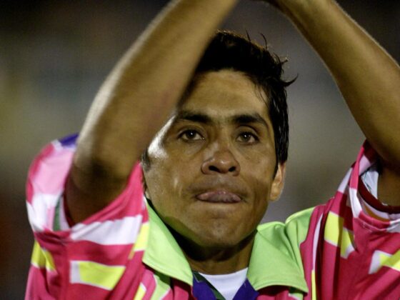 El portero mexicano Jorge Campos se despide tras el final del partido que un combinado de México y otro de Brasil jugaron en 2004 en foto de archivo de ARMANDO ARORIZO. EFE