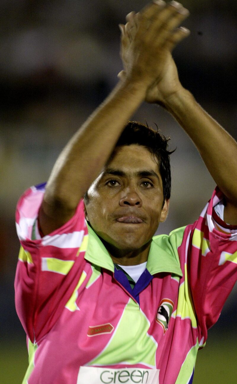 Jorge Campos le regaló camiseta a Alonso, Holyfield y Keylor Navas El portero mexicano Jorge Campos se despide tras el final del partido que un combinado de México y otro de Brasil jugaron en 2004 en foto de archivo de ARMANDO ARORIZO. EFE