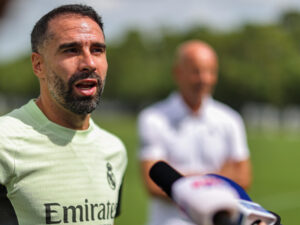 Dani Carvajal, de Real Madrid, habla con la prensa en The Gardens North County District Park de Palm Beach, Florida (Estados Unidos). EFE/Juan Ignacio Roncoroni