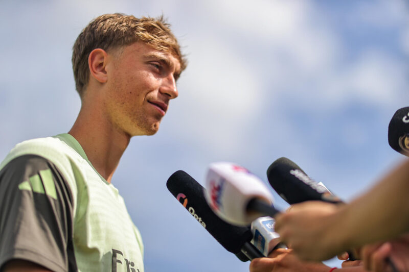 Chelsea, Liverpool y City con 575 millones de euros en fichajes Dean Huijsen, jugador de Real Madrid habla con la prensa en The Gardens North County District Park, en Palm Beach, Florida (Estados Unidos). EFE/ Juan Ignacio Roncoroni