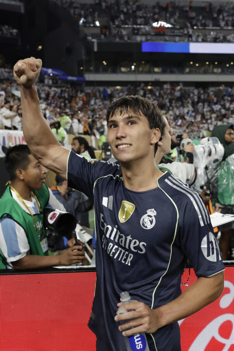 Gonzalo García, del Real Madrid, saluda a los aficionados este jueves, tras un partido de la fase de grupos del Mundial de Clubes entre Salzburgo y Real Madrid, en el estadio Lincoln Financial Field en Filadelfia (Estados Unidos). EFE/ Andre Coelho