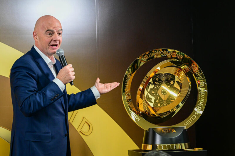 El presidente de la FIFA, Gianni Infantino, habla junto al trofeo del Mundial de Clubes, durante un evento este martes, en Miami (EE.UU.). EFE/ Giorgio Viera