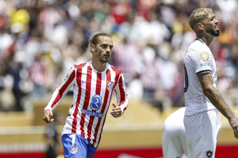 Atlético gana pero se despide del Mundial de Clubes El delantero francés del Atlético de Madrid Antoine Griezmann (i) en acción ante Botafogo en el Mundial de Clubes. EFE/CAROLINE BREHMAN