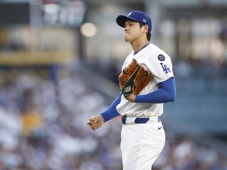 El lanzador abridor de los Dodgers de Los ??ngeles, Shohei Ohtani, prepara un lanzamiento durante el juego de este lunes contra los Padres de San Diego en Los ??ngeles (California). EFE/EPA/CAROLINE BREHMAN