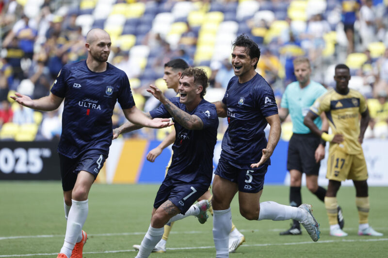 ¡Un profesor le metió gol a Boca con la asistencia de un peluquero! Christian Gray (i), autor del gol del Auckland City, celebra junto a sus compañeros el empate ante Boca Juniors en el partido del Mundial de Clubes en el estadio Geodis Park en Nashville. EFE/Juan Ignacio Roncoroni