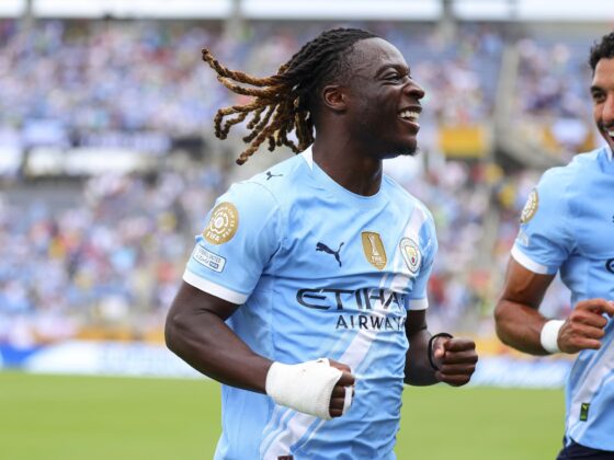 Jeremy Doku (i), del Manchester City, celebra con su compañero Omar Marmoush tras anotar el primer gol ante el Juventus en el Mundial de Clubes en el partido en Orlando, Florida. EFE/EPA/CRISTOBAL HERRERA-ULASHKEVICH
