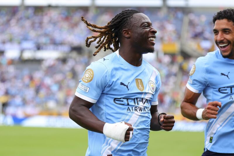 Jeremy Doku (i), del Manchester City, celebra con su compañero Omar Marmoush tras anotar el primer gol ante el Juventus en el Mundial de Clubes en el partido en Orlando, Florida. EFE/EPA/CRISTOBAL HERRERA-ULASHKEVICH