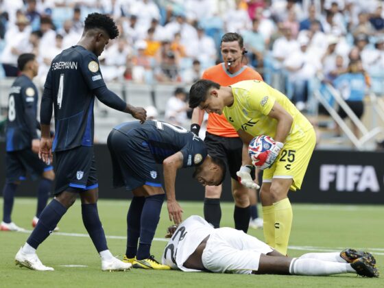 El central argentino Gustavo Cabral, capitán de Pachuca (2-i), se inclina sobre el defensor alemán del Real Madrid, Antonio Rüdiger, quien aparece tendido en el césped del Bank Of America Stadium durante el partido de la segunda jornada del Grupo H del Mundial de Clubes, que el equipo blanco ganó por 3-1 al mexicano en la ciudad estadounidense de Charlotte. EFE/EPA/ERIK S. LESSER
