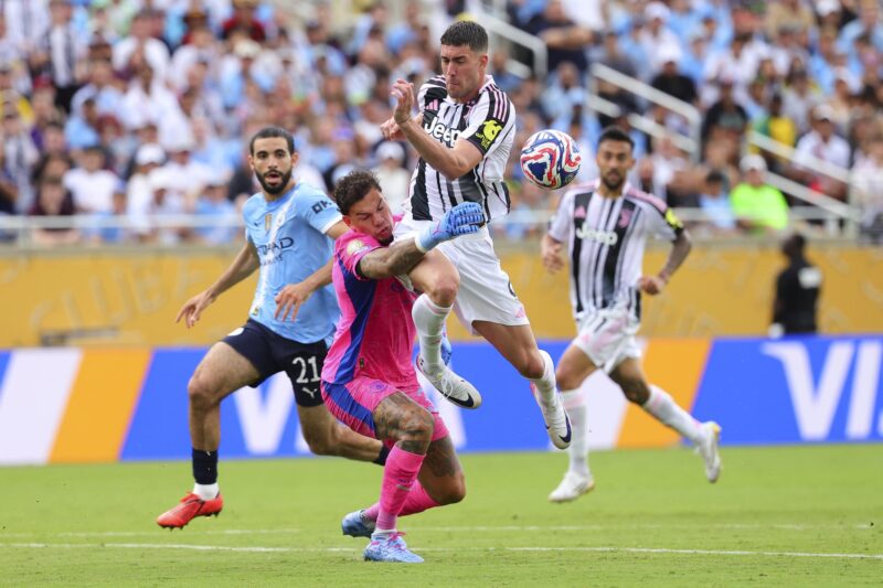 Juventus 2-5 Manchester City: estadísticas goles y resumen El portero Ederson, del Manchester City, en acción ante Dusan Vlahovic, del Juventus, en el partido en Orlando del Mundial de Clubes. EFE/EPA/CRISTOBAL HERRERA-ULASHKEVICH