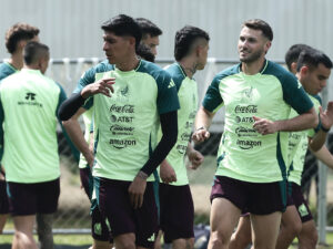 Edson Alvarez (i) y Santiago Gimenez (d) jugadores de la Selección Mexicana de fútbol entrenan en el Centro de Alto Rendimiento de la Federación Mexicana de Fútbol, en Ciudad de México (México). Imagen de archivo. EFE/José Méndez
