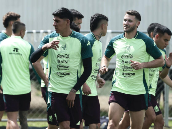 Edson Alvarez (i) y Santiago Gimenez (d) jugadores de la Selección Mexicana de fútbol entrenan en el Centro de Alto Rendimiento de la Federación Mexicana de Fútbol, en Ciudad de México (México). Imagen de archivo. EFE/José Méndez